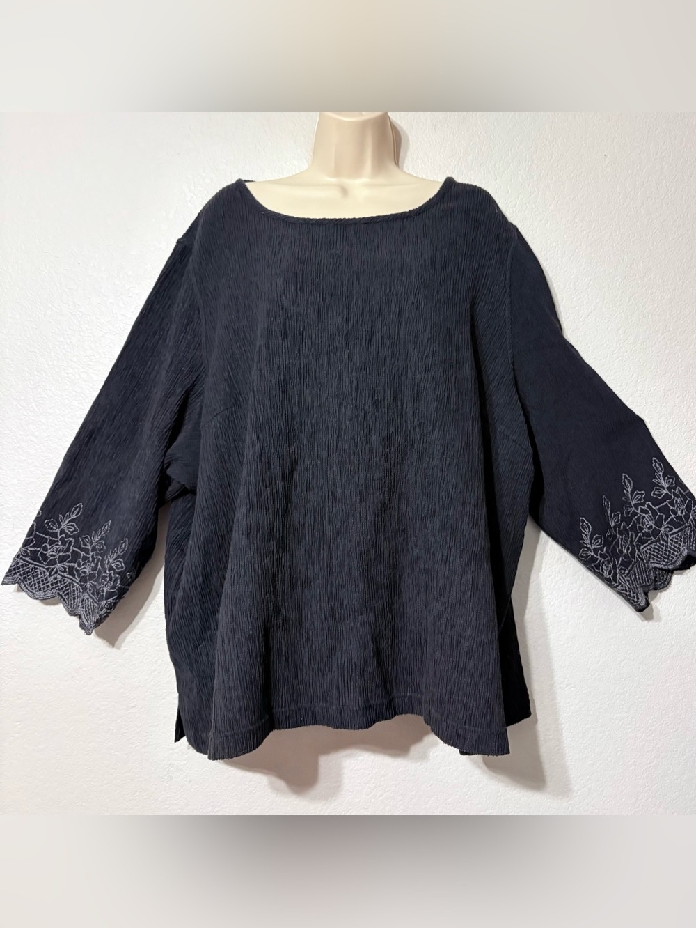 Junonia‎ Black Textured Crinkle Blouse with Embroiderey Elbow Length Sleeves. 4X